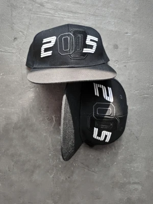 2005xReporter Czarna czapka z daszkiem