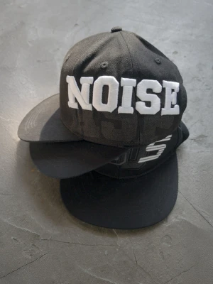 2005xReporter Czarna czapka z daszkiem