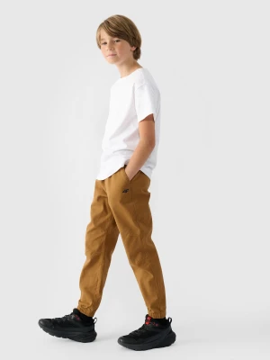 4F Spodnie casual joggery chłopięce - brązowy 122 (6-7 lat)
