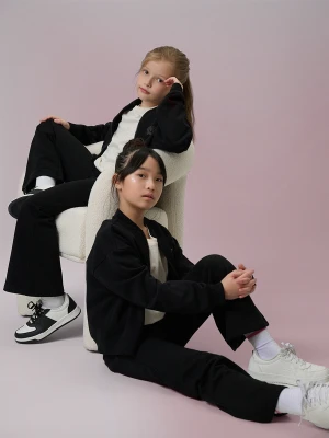 4F Spodnie dresowe z rozszerzanymi nogawkami damskie - czarny 122 (6-7 lat)