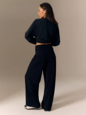 4F Spodnie dresowe z szerokimi nogawkami damskie - czarne S