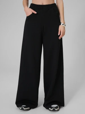 4F Spodnie dresowe z szerokimi nogawkami damskie - czarne S