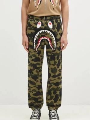 A Bathing Ape spodnie dresowe bawełniane 1ST CAMO SHARK kolor zielony wzorzyste 1K80152008