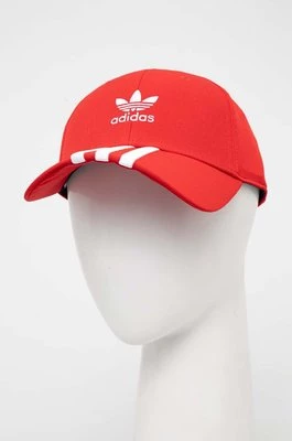adidas Originals czapka z daszkiem kolor czerwony z aplikacją IS4631