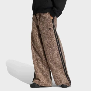 adidas Originals Firebird Oversized All Over Print Denim Pants kobiety Spodnie dżinsowe brązowy rozmiar Odzież