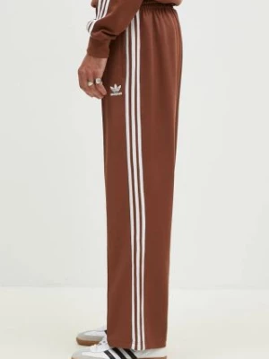 adidas Originals spodnie dresowe Baggy Track Pant kolor brązowy z aplikacją IZ2476