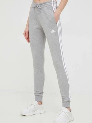 adidas spodnie dresowe bawełniane Essentials damskie kolor szary z aplikacją IC9922