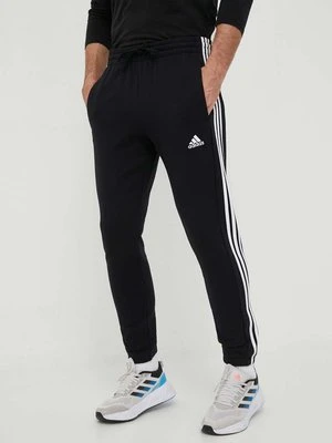 adidas spodnie dresowe bawełniane Essentials kolor czarny z aplikacją IC0050