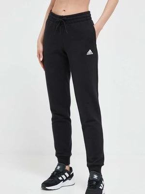 adidas spodnie dresowe bawełniane Essentials kolor czarny z nadrukiem IC6868