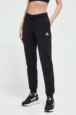 adidas spodnie dresowe bawełniane Essentials kolor czarny z nadrukiem IC6868