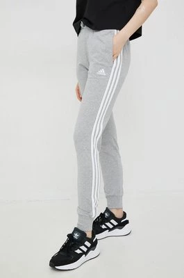 adidas spodnie dresowe Essentials damskie kolor szary z aplikacją HF2605