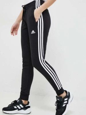 Zdjęcie produktu adidas spodnie dresowe Essentials kolor czarny z aplikacją IC8770