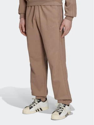 adidas Spodnie dresowe Reveal Essentials HK2727 Brązowy Regular Fit