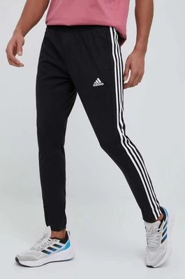 adidas spodnie treningowe Essentials kolor czarny z aplikacją IC0044