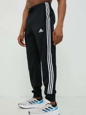 adidas spodnie treningowe Essentials męskie kolor czarny z aplikacją IC0041