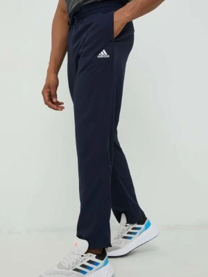 adidas spodnie treningowe Essentials męskie kolor granatowy z aplikacją IC9416