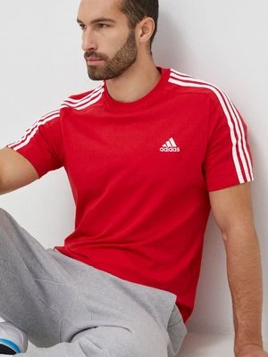 adidas t-shirt bawełniany Essentials kolor czerwony wzorzysty IC9339