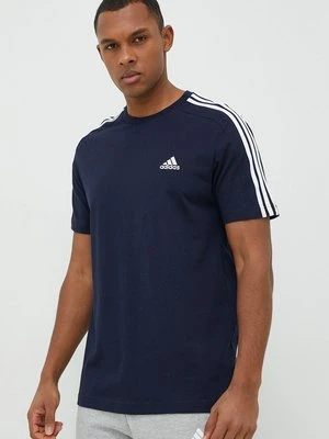 adidas t-shirt bawełniany Essentials kolor granatowy z aplikacją IC9335