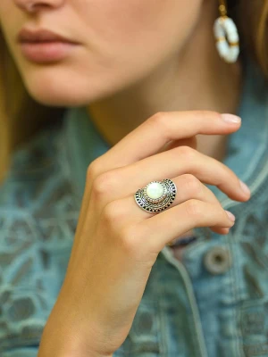 AMAZONIA Srebrny pierścionek "Tezcatlipoca" z masą perłową rozmiar: 50