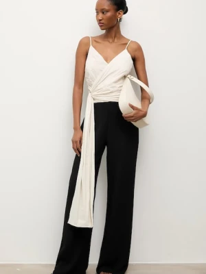 Answear.LAB kombinezon kolor biały z dekoltem w szpic