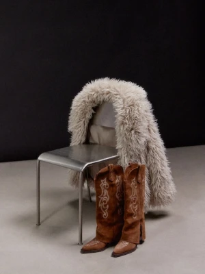 Answear.LAB kowbojki zamszowe kolor brązowy na słupku