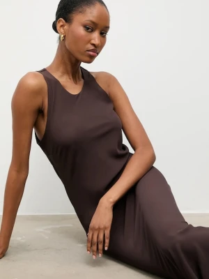 Answear.LAB sukienka kolor brązowy maxi dopasowana