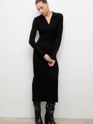 Answear.LAB sukienka kolor czarny midi dopasowana