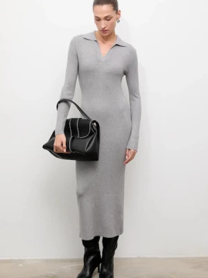 Answear.LAB sukienka kolor szary midi dopasowana