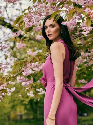 Asymetryczna różowa sukienka z ozdobnym kwiatem TARANKO