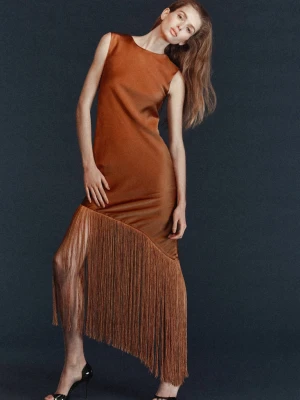 Asymetryczna satynowa sukienka z frędzlami karmelowy brąz - Kobieta - - MANGO