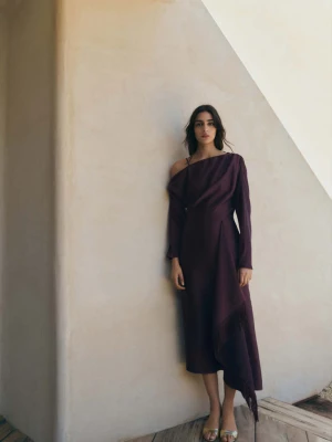 Asymetryczna satynowa sukienka z frędzlami purpurowy - Kobieta - - MANGO