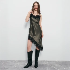 Asymetryczna sukienka satynowa mini typu slip dress z koronką oliwkowa House