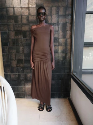 Asymetryczna sukienka z marszczonym korpusem brązowy - Kobieta - - MANGO