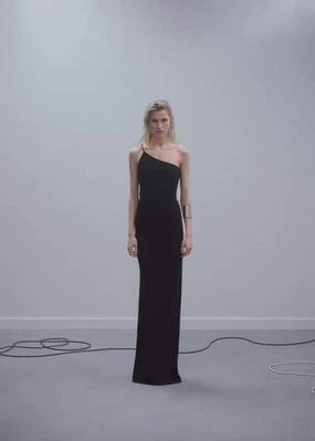 Asymetryczna sukienka z metalową aplikacją Mango