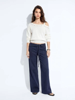 Asymetryczny sweter z detalem eyelets biały - Teen - MANGO TEEN