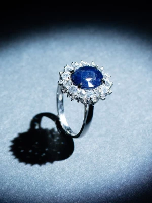 DIAMANTA Złoty pierścionek "Soleil Bleu" z diamentami rozmiar: 64