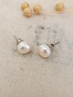 atelier MIU Pozłacane kolczyki-wkrętki z masą perłową rozmiar: onesize