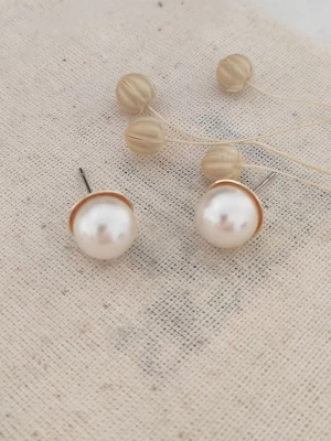 atelier MIU Pozłacane kolczyki-wkrętki z perłami rozmiar: onesize