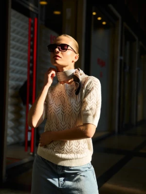 Ażurowy sweter beżowy Moodo