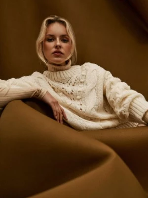 Ażurowy sweter damski lużny - ecru Moodo