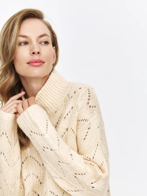 Ażurowy sweter z golfem