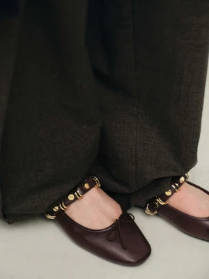 Balerinki z paskiem z metalowymi ozdobami burgund - Kobieta - - MANGO