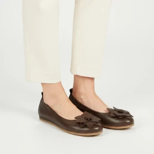 Baleriny damskie Armodo, cholewka ze skóry naturalnej z dekoracyjną aplikacją na przodzie elastyczna konstrukcja ułatwiająca zakładanie oraz płaska p