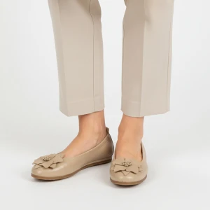 Baleriny damskie Armodo, cholewka ze skóry naturalnej z dekoracyjną aplikacją na przodzie elastyczna konstrukcja ułatwiająca zakładanie oraz płaska p