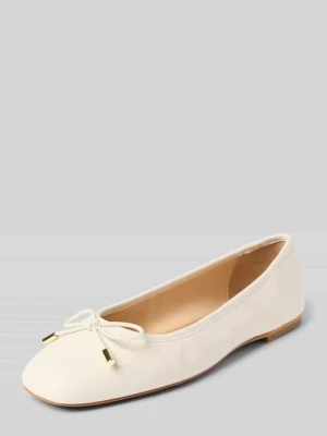 Baleriny skórzane z wiązanym detalem Inuovo
