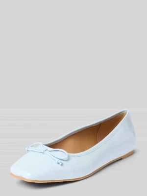 Baleriny z aplikacją w postaci kokardy model 'AROSE' Bianco