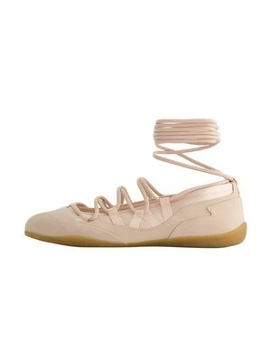 Baleriny z cholewką Bershka