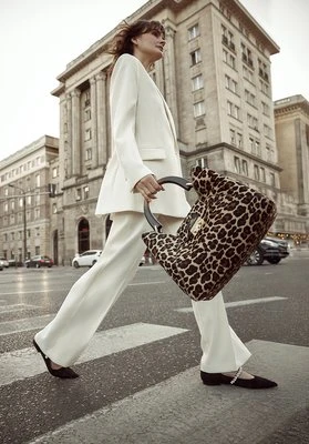 Baleriny z tweedu w szpic czarne Wittchen