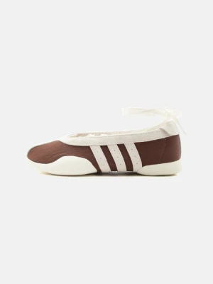 Baleriny z zapięciem adidas Originals jasny brąz