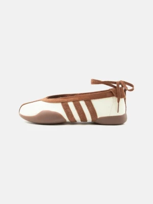 Baleriny z zapięciem adidas Originals mleczny